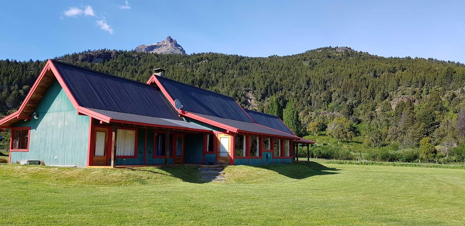 Instalaciones de La Pilarica Lodge con montañas de fondo