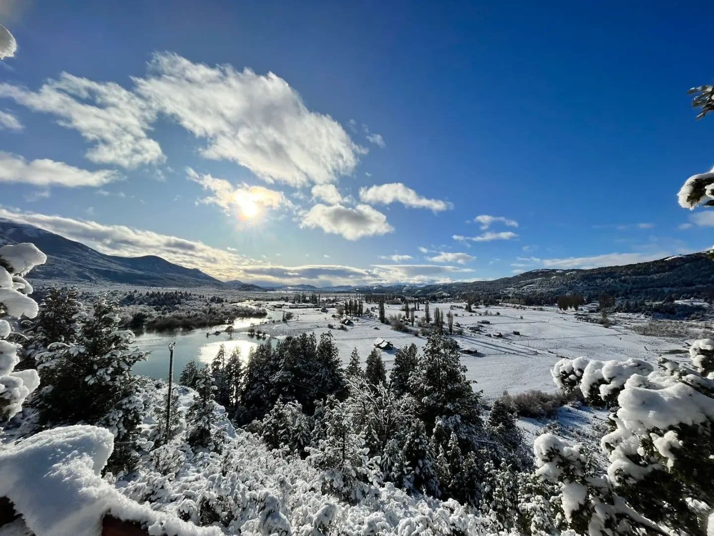 Rio Carrilleufu con montañas al costado